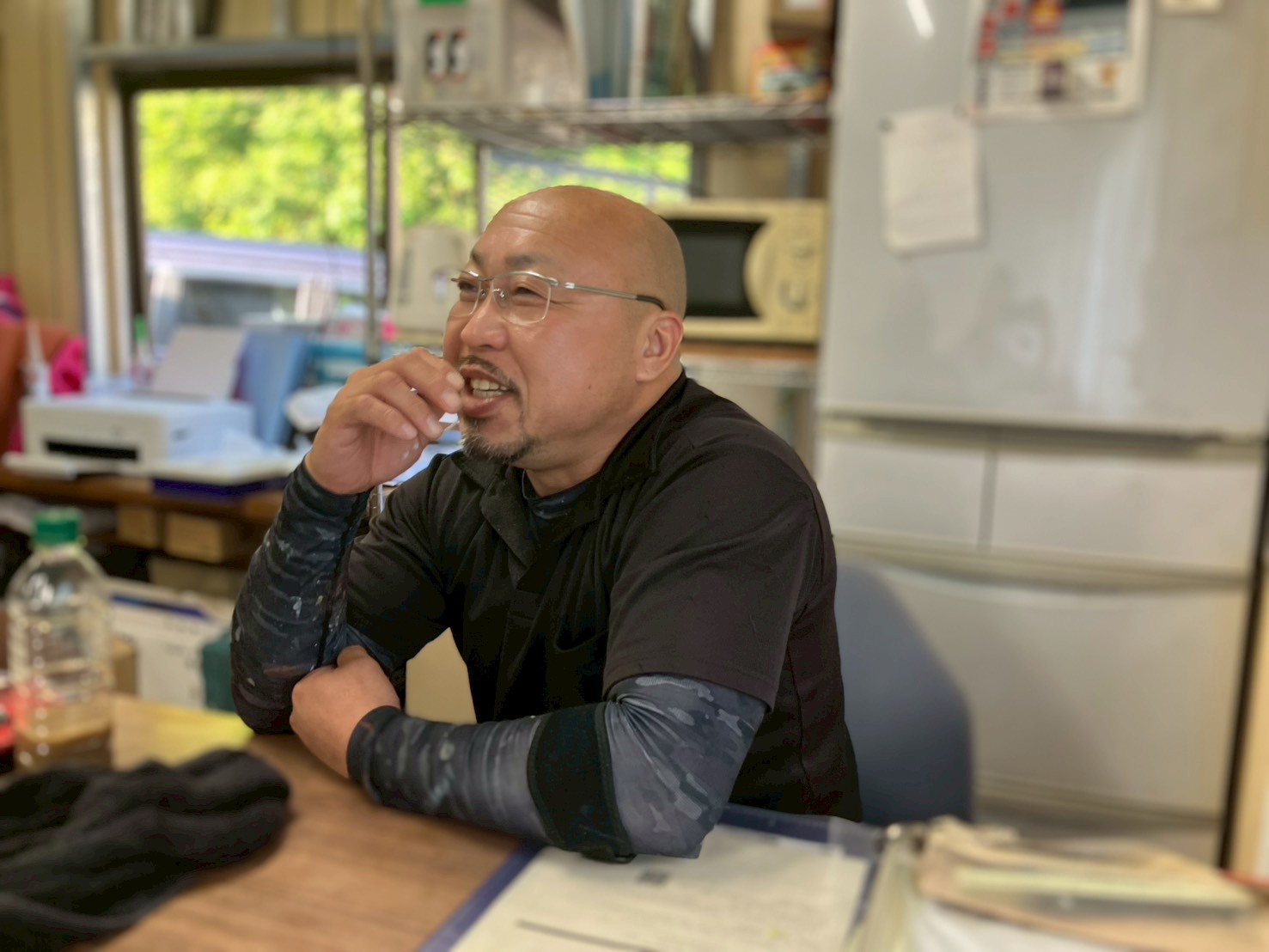 和やかに取材に応じる鈴木部長