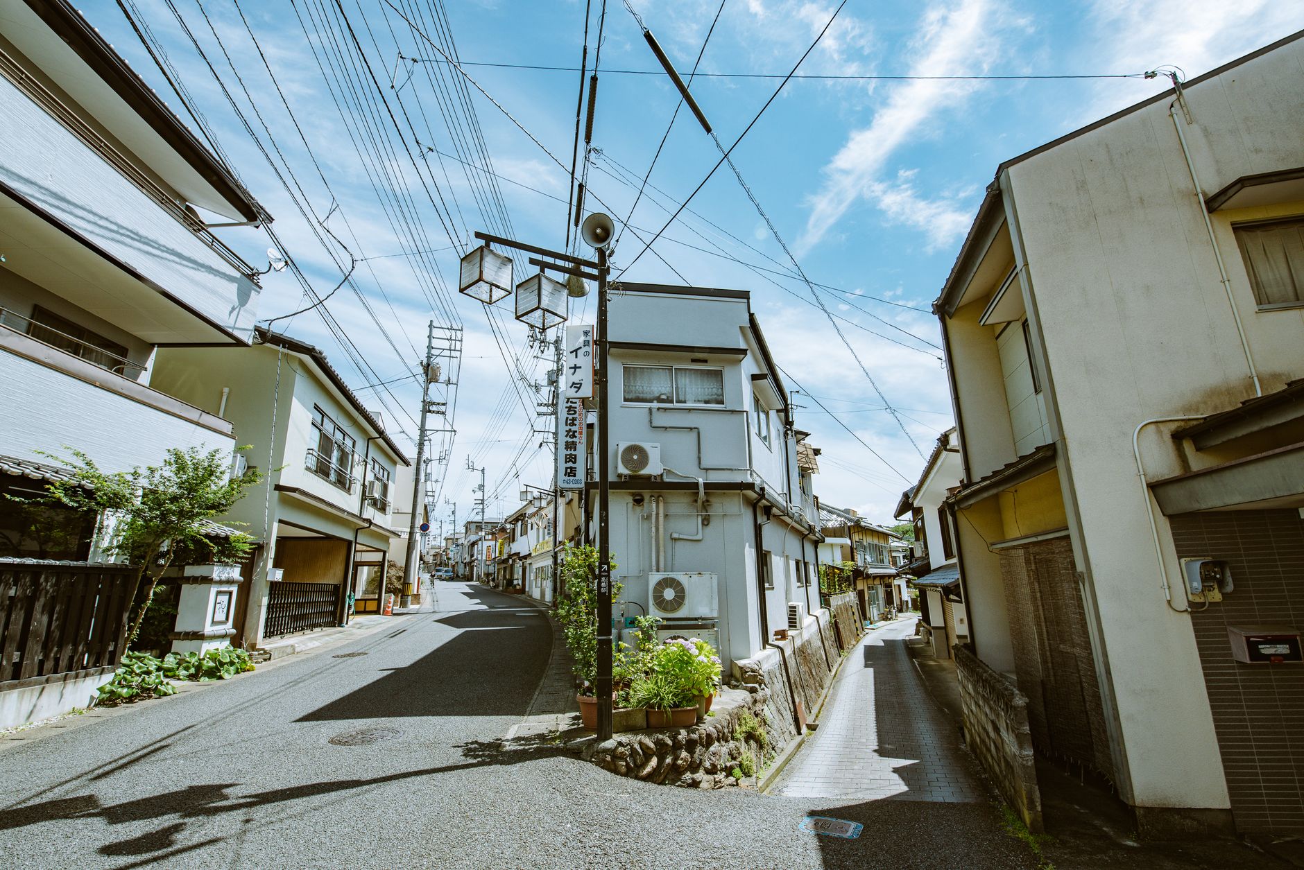 屋根瓦修理費用を検討する際に参考となる晴れた日の住宅街の風景