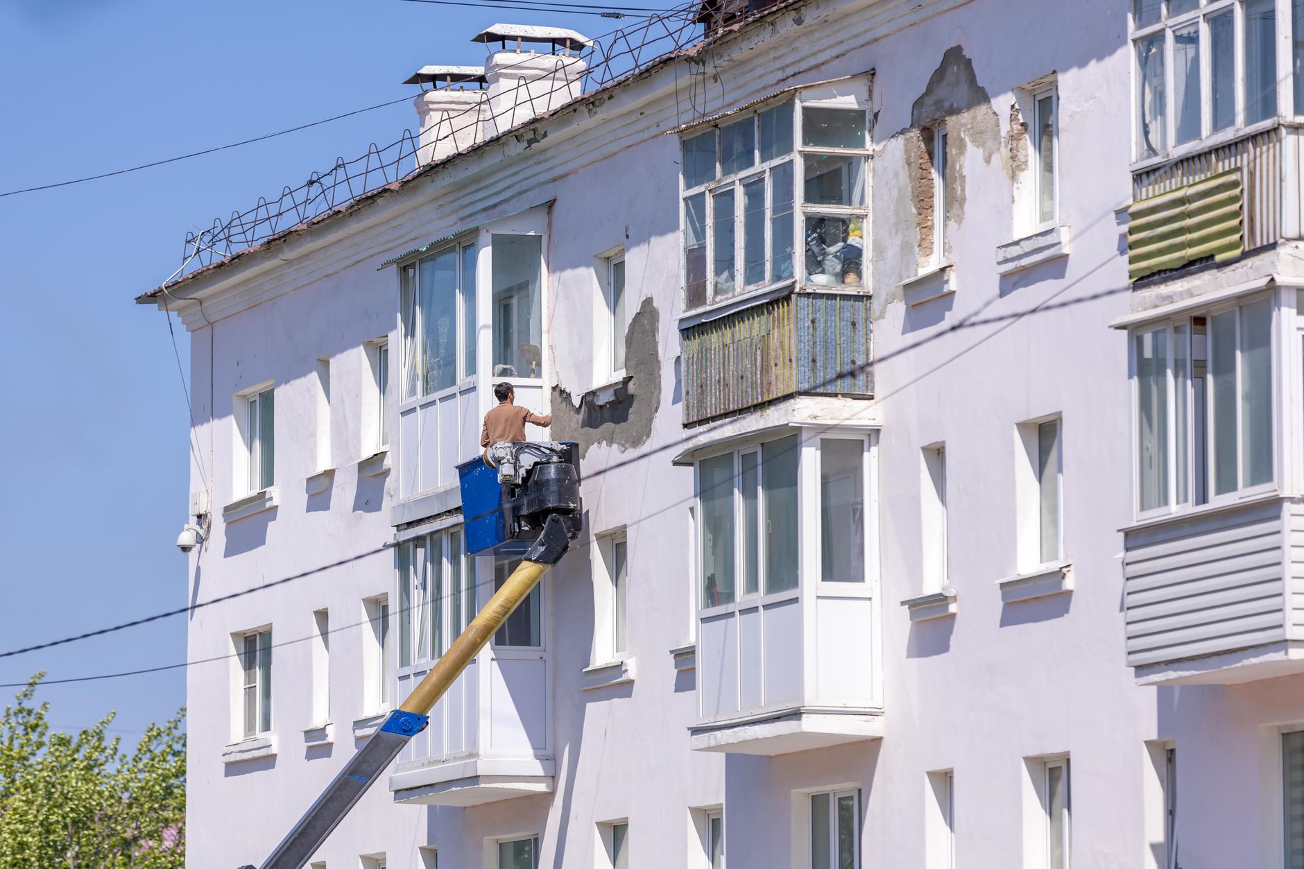つくば市閑静な住宅街の省エネ補助金リフォーム中の外観